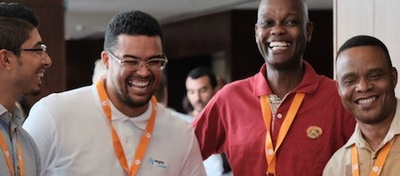 un grupo de hombres sonriendo